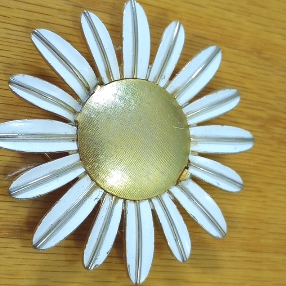 Vintage 1970’s Avon White goldtone Daisy Flower Perfume Brooch - Picture 2 of 8